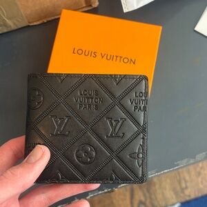 “Lv” wallet with box